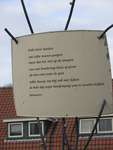 908019 Afbeelding van een anti-hondenpoep-gedicht op een kunstig bord, in het plantsoen op de Waalstraat te Utrecht, ...
